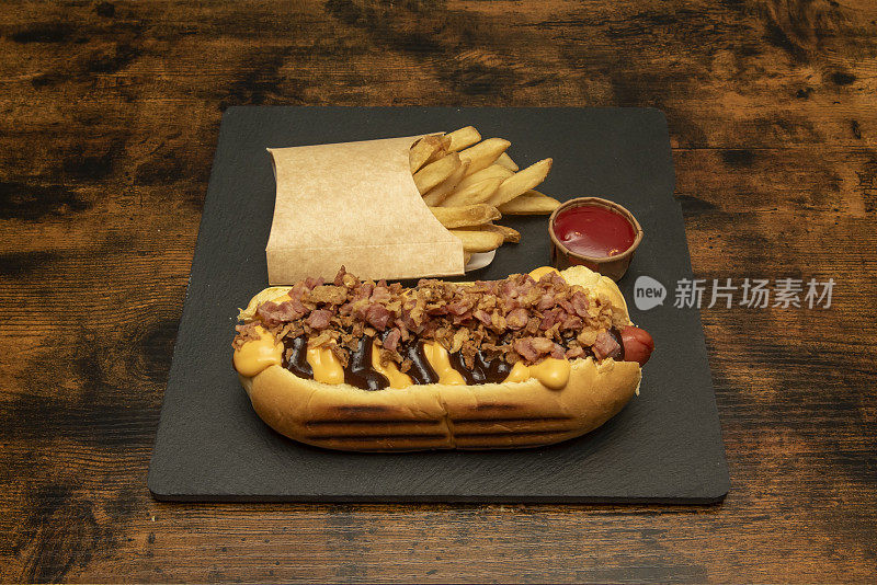 热狗也被称为“complete”、“hot dog”、“jocho”、“shuco”或“bread with dog”，是一种用法兰克福香肠混合而成的三明治形式的食物